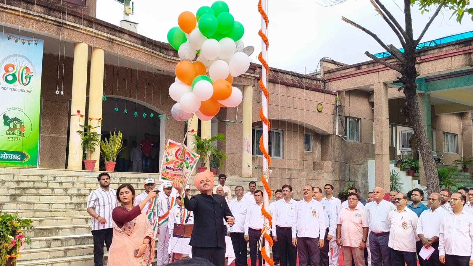 स्वाधीनता का गौरव... तिरंगे को नमन, राष्ट्र के महानायकों को श्रद्धांजलि