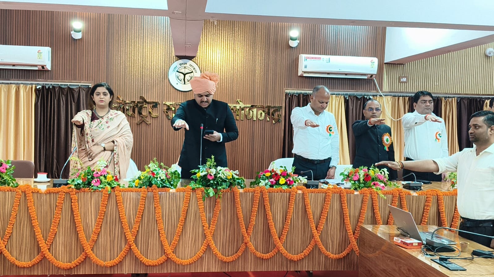 स्वतंत्रता दिवस पर डीएम ने अधिकारियों-कर्मचारियों को दिलाई ‘विकसित सोनभद्र’ की शपथ