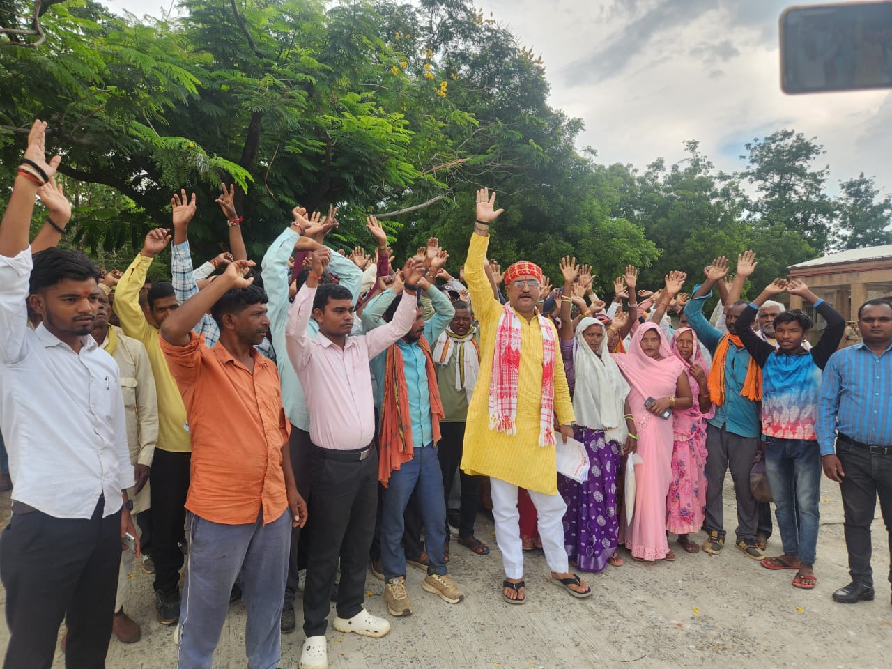 डीएम कार्यालय पहुंचे ग्रामीण, जंगल-जमीन और बिजली कटौती का मुद्दा उठाया