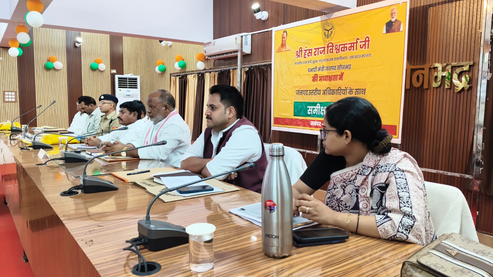 शासन की योजनाओं का लाभ अंतिम व्यक्ति तक पहुंचाएं अधिकारी : प्रभारी मंत्री