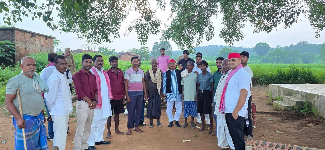 सुदूर आदिवासी गांव केल्हाड़िया पहुंचे सांसद छोटेलाल खरवार, चौपाल लगाकर सुनीं ग्रामीणों की समस्याएं